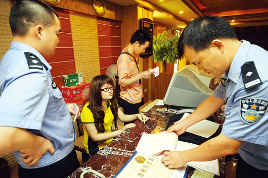 用假證入住旅館被民警查獲，男子和旅館主都被罰